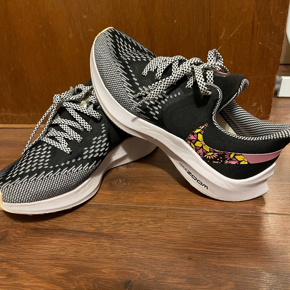 Nike zoom women’s sneakers
